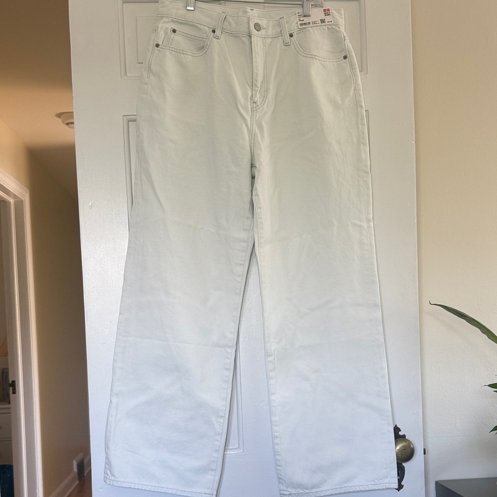 Uniqlo Women's Light Blue Jeans true waist is 31in